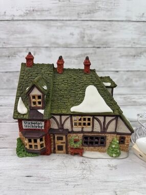 Department 56 “Nicholas Nickelby Cottage” Dicken Christmas Village 1988 w light
